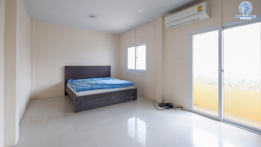 *****ทาวน์เฮ้าส์มือสองย่านกรุงเทพมหานคร ม.มณฑล7 เลียบคลองทวีวัฒนา บนเนื้อที่กว้างขวางถึง 22.5 ตร.ว. ฟังก์ชัน 4 ห้องนอน 2 ห้องน้ำ 1 ที่จอดรถ แถมฟรี! 2 เครื่องปรับอากาศ บ้านพร้อมอยู่ ต่อเติมครัว ใกล้รถไฟฟ้าสายสีน้ำเงิน "สถานีหลักสอง" จองด่วน!…